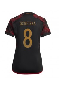 Saksa Leon Goretzka #8 Jalkapallovaatteet Naisten Vieraspaita MM-kisat 2022 Lyhythihainen